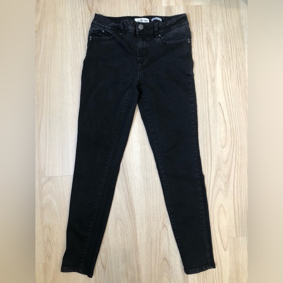 YMI Denim - YMI Women’s Mid Rise Wannabettabutt Jeans—- Size 7/28